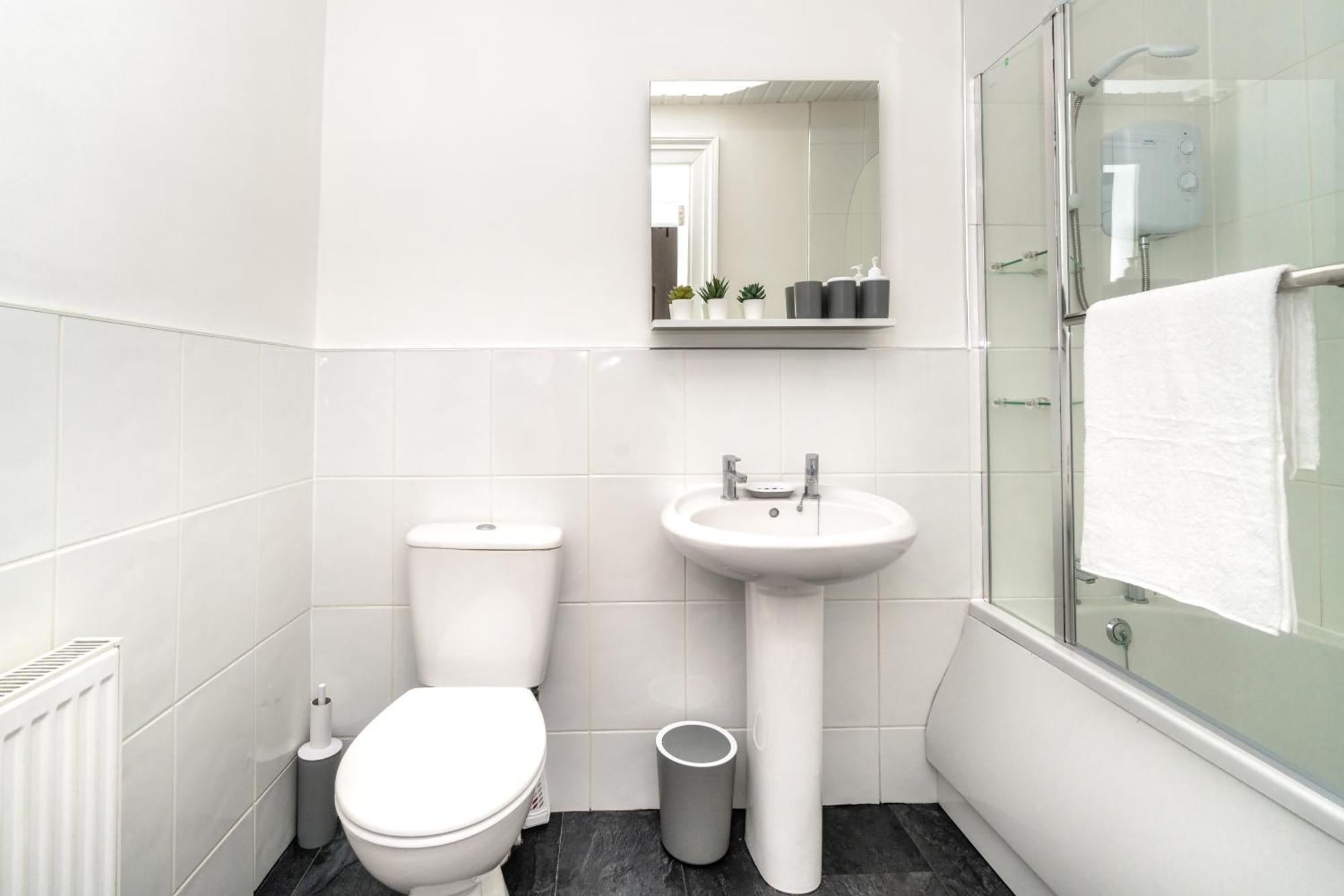 Cosy Retreat - Charming 2-Bed Apartment Greenock Exterior foto